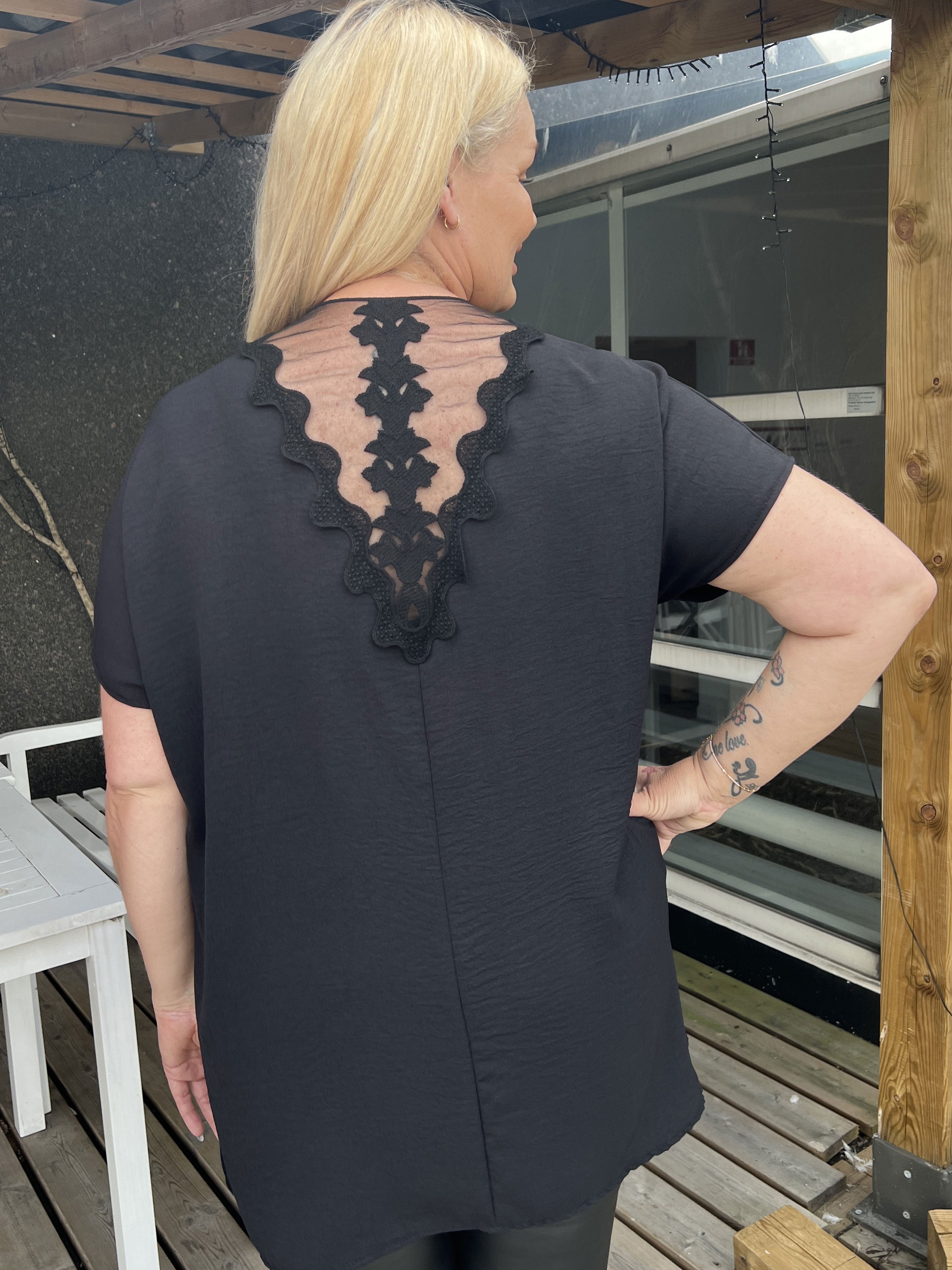 Katrine - Sød plus size tunika med blonde i ryggen